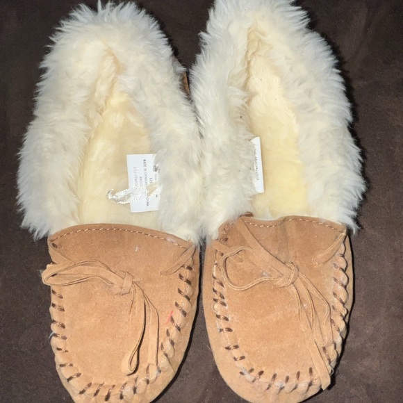 KIDS MOCCASIN SLIPPERS SIZE 11 - Picture 1 of 5